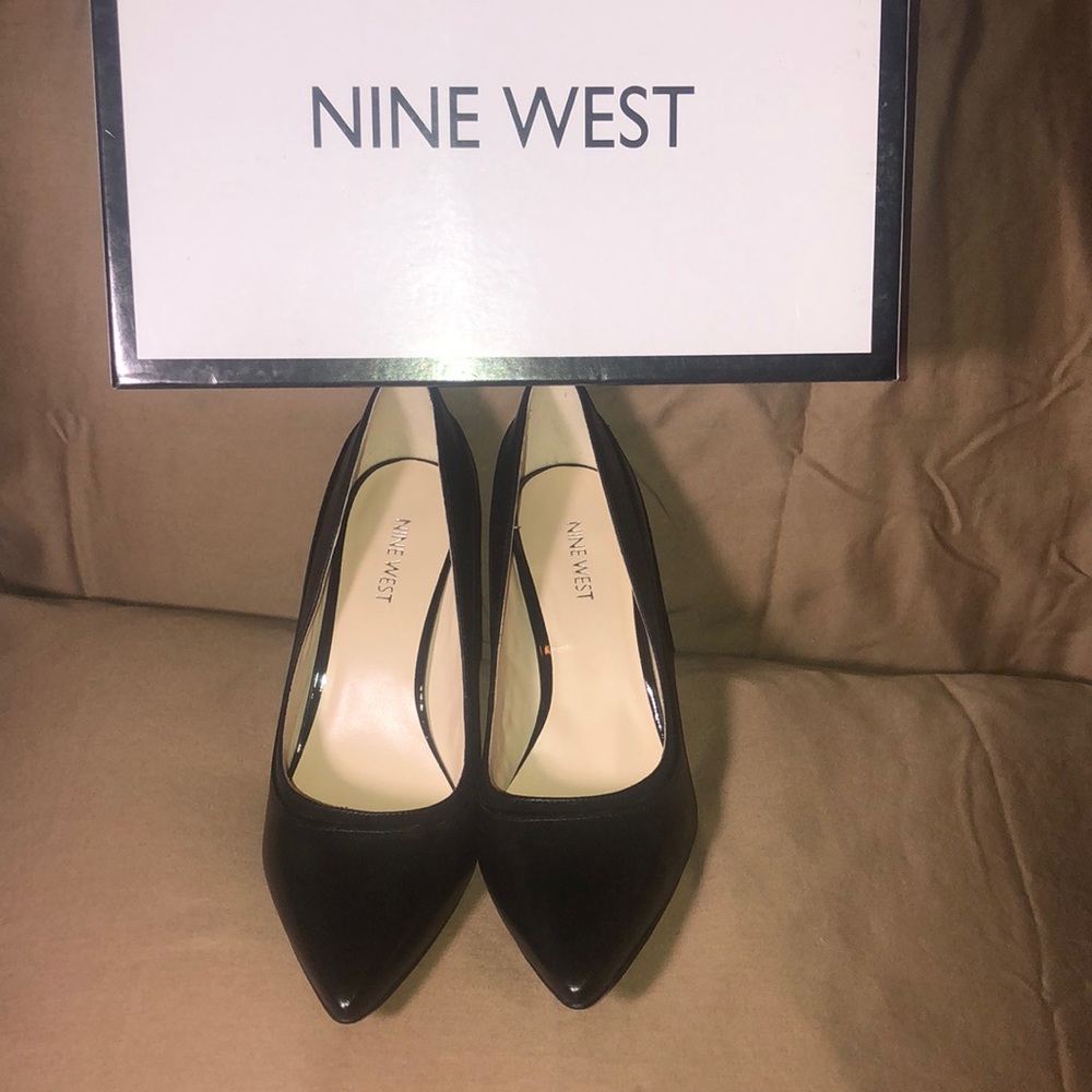 NEW AND NEVER WORN black Nine West heels 👠👠